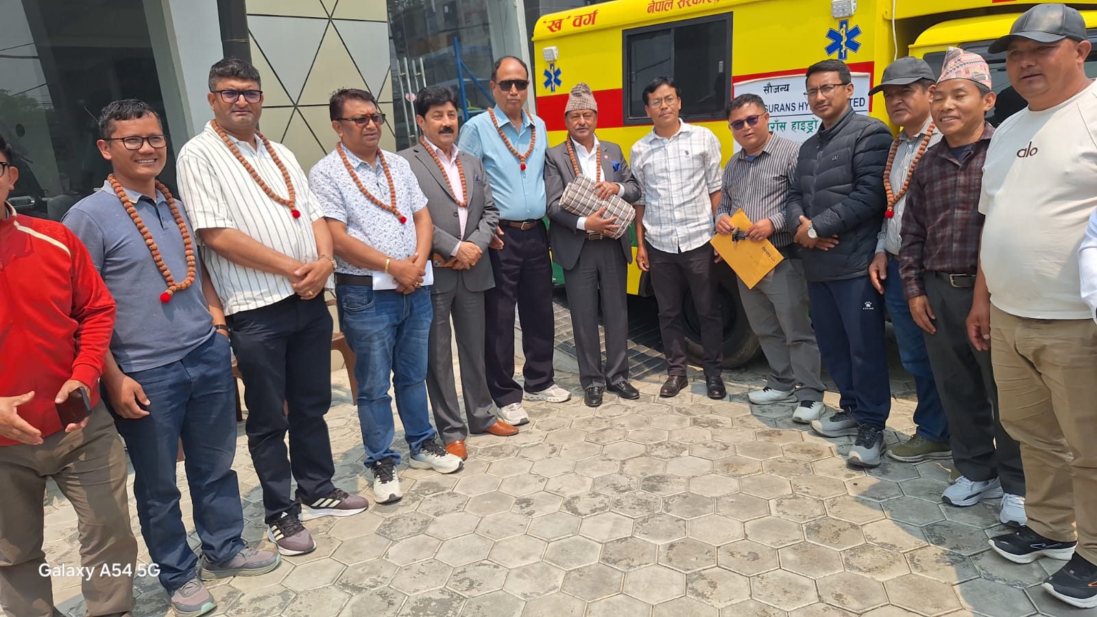 संखुवासभाको सिलीचोङ गाउँपालिकालाई गुँरास हाइड्रोपावरद्वारा एम्बुलेन्स हस्तान्तरण